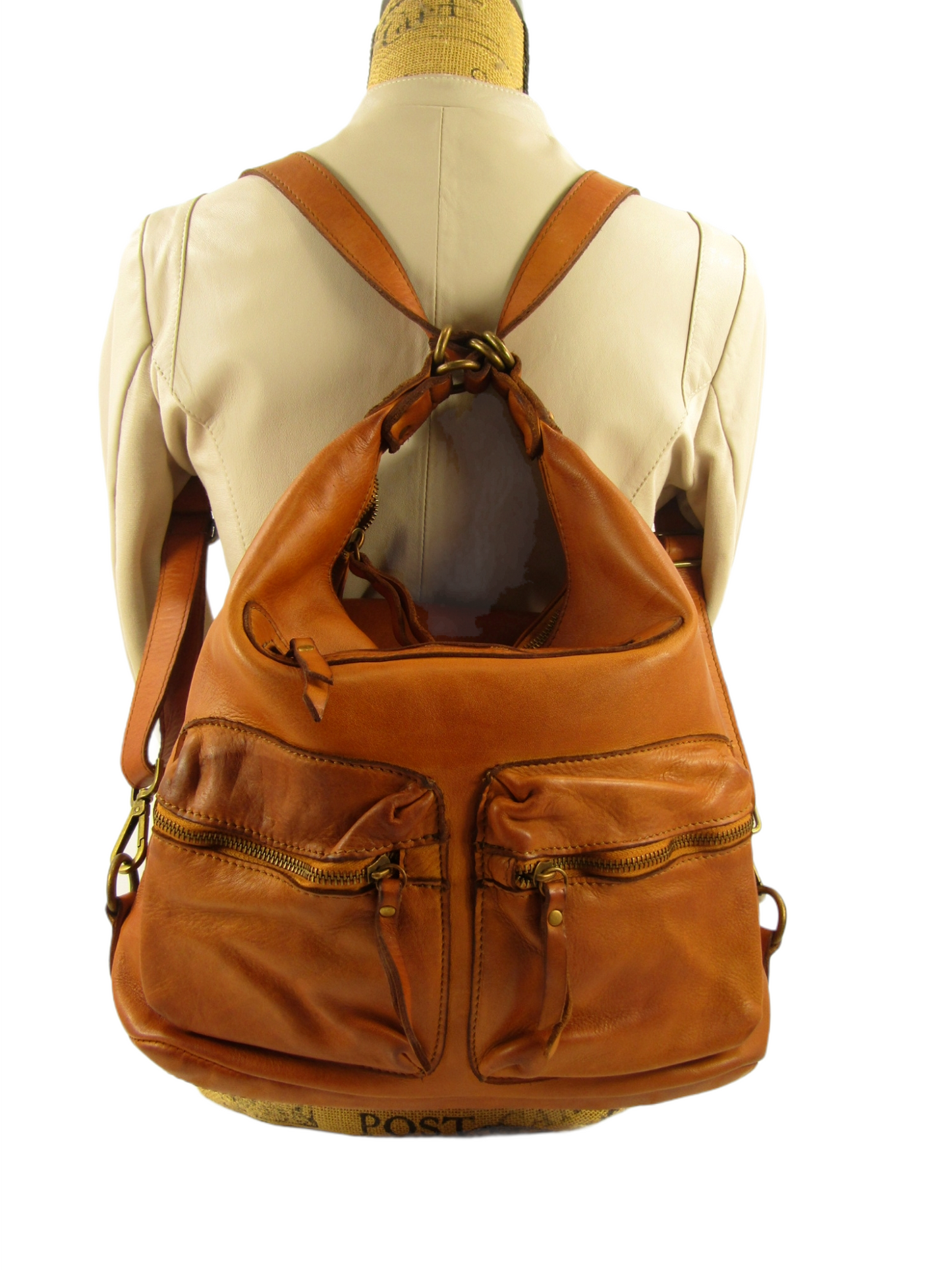 borsa a spalla e zaino in vera pelle, indossata, marrone